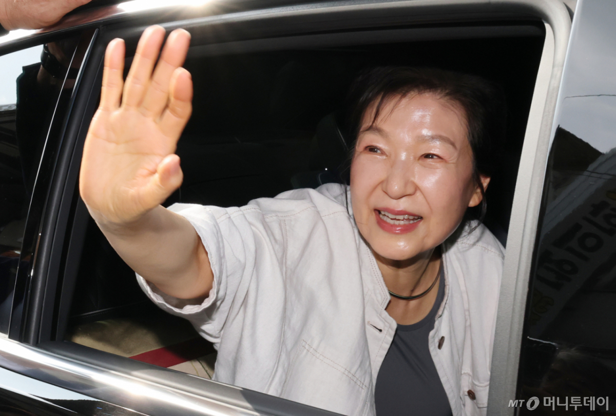 (공주=뉴스1) 김기태 기자 = 박근혜 전 대통령이 25일 오후 충남 공주 산성시장을 방문해 시민들과 인사한 뒤 차량에 탑승해 손인사 하고 있다. 2026.5.25/뉴스1 Copyright © 뉴스1. All rights reserved. 무단 전재 및 재배포, AI학습 이용 금지. /사진=(공주=뉴스1) 김기태 기자