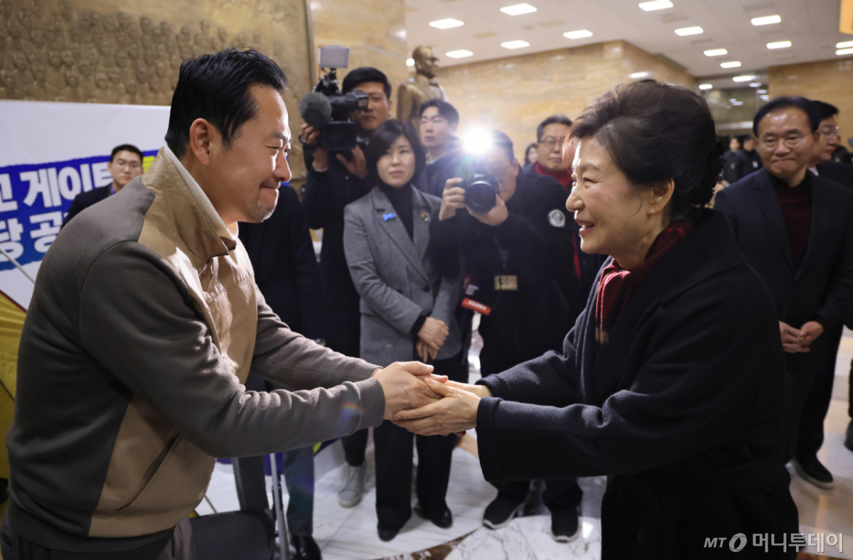 [서울=뉴시스] 김명년 기자 = 박근혜 전 대통령이 22일 서울 여의도 국회 로텐더홀에서 통일교게이트·더불어민주당공천뇌물 '쌍특검' 수용을 요구하며 8일째 단식 중인 장동혁 국민의힘 대표를 찾아 대화하고 있다. (공동취재) 2026.01.22. photo@newsis.com /사진=