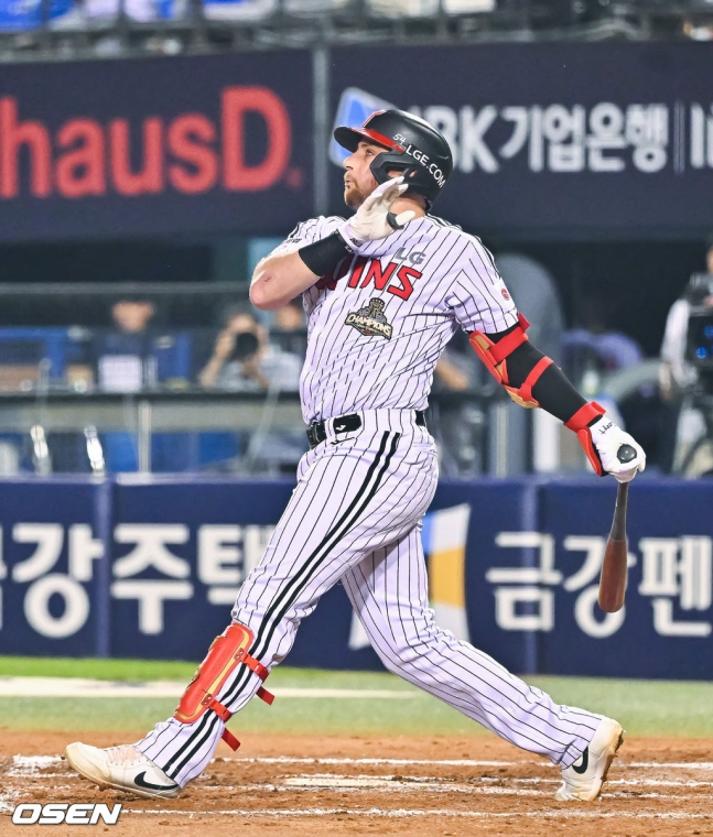 LG 트윈스 오스틴 딘이 26일 서울시 송파구 잠실야구장에서 열린 NC 다이노스와 2026 신한 SOL KBO리그 홈경기에서 7회말 스리런 홈런을 터뜨리고 있다.