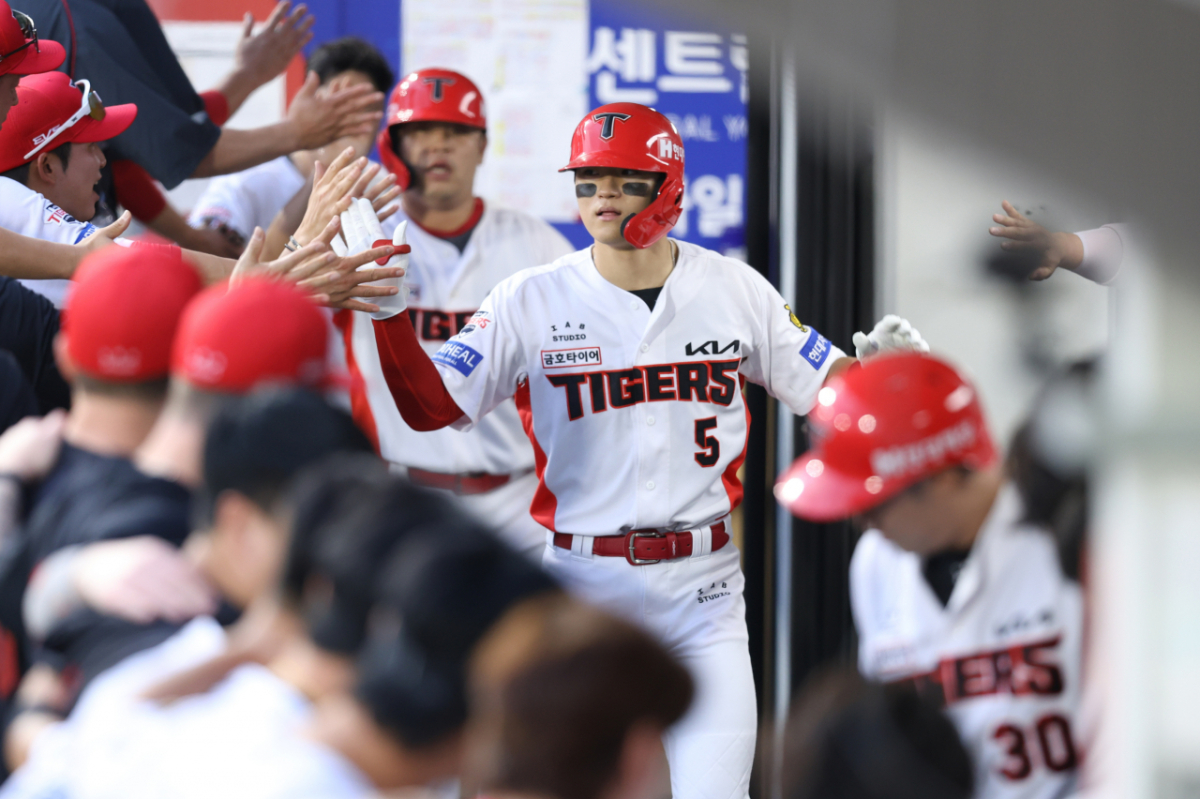 KIA 타이거즈 김도영이 26일 광주-KIA 챔피언스필드에서 펼쳐진 롯데 자이언츠와 2026 신한 SOL KBO 리그 정규시즌 홈 경기에서 3번 타자 겸 3루수로 선발 출장, 자신의 첫 타석에서 홈런포를 터트린 뒤 더그아웃에서 동료들과 함께 기쁨을 나누고 있다. /사진=KIA 타이거즈 제공