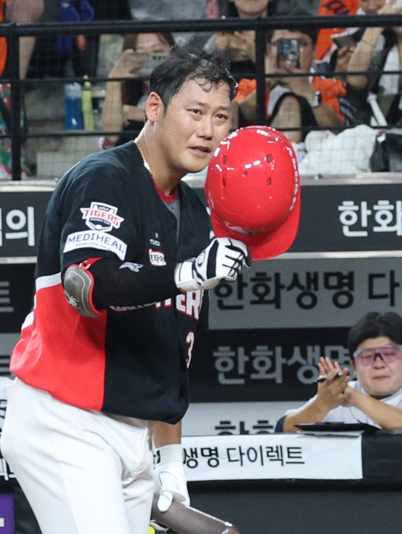 2026 신한 SOL KBO리그 한화 이글스 대 KIA 타이거즈 경기가 지난 18일 대전한화생명볼파크에서 열렸다. 이적 후 처음으로 대전에 방문한 KIA 하주석이 2회초 타석에 들어서며 한화팬에 인사하고 있다. /사진=김진경 kim.jinkyung@