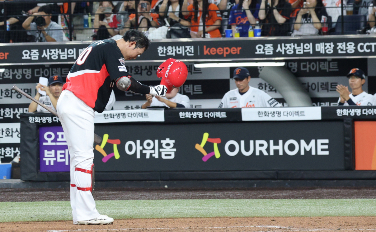 2026 신한 SOL KBO리그 한화 이글스 대 KIA 타이거즈 경기가 지난 18일 대전한화생명볼파크에서 열렸다. 이적 후 처음으로 대전에 방문한 KIA 하주석이 2회초 타석에 들어서며 한화팬에 인사하고 있다. /사진=김진경 kim.jinkyung@