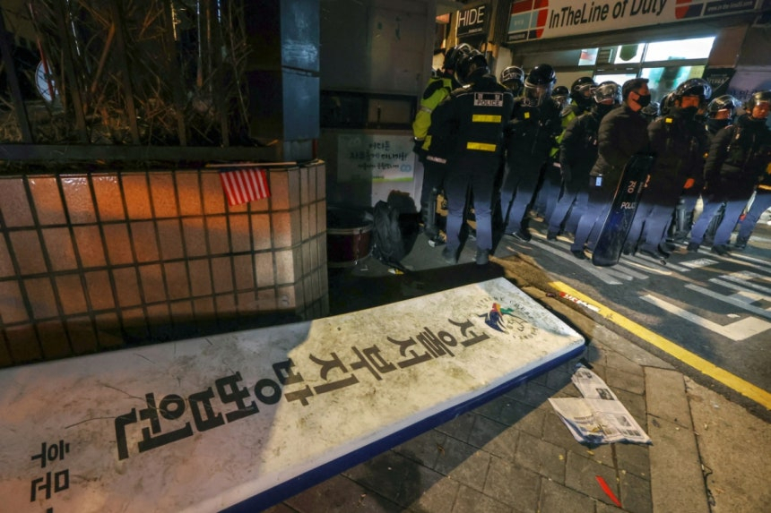 지난해 1월19일 새벽 서울 마포구 서울서부지방법원에 윤석열 대통령에 대한 구속영장 발부 소식에 격분한 윤 대통령 지지자들이 난입해 법원 현판을 훼손시켜 땅에 떨어져 있다. /사진=머니투데이 DB