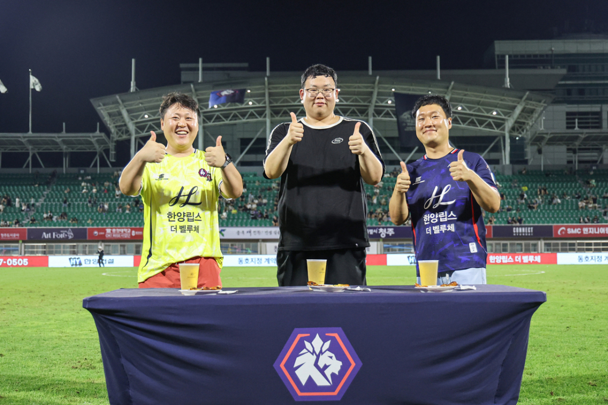 충북청주FC가 지난 23일 청주종합경기장에서 열린 K리그2 23라운드 경남FC와의 홈경기에서 지역 베이커리 브랜드 '포이드캐롯'과 함께한 브랜드 데이를 성황리에 마쳤다. /사진=충북청주 제공
