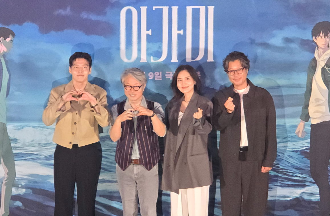 26일 서울 용산구 CGV아이파크에서 열린 '아가미' 시사회에서 감독과 배우들이 기념촬영하고 있다. 왼쪽부터 배우 강하늘, 안재훈 감독, 배우 김선영, 배우 유재명/사진=김상희 기자