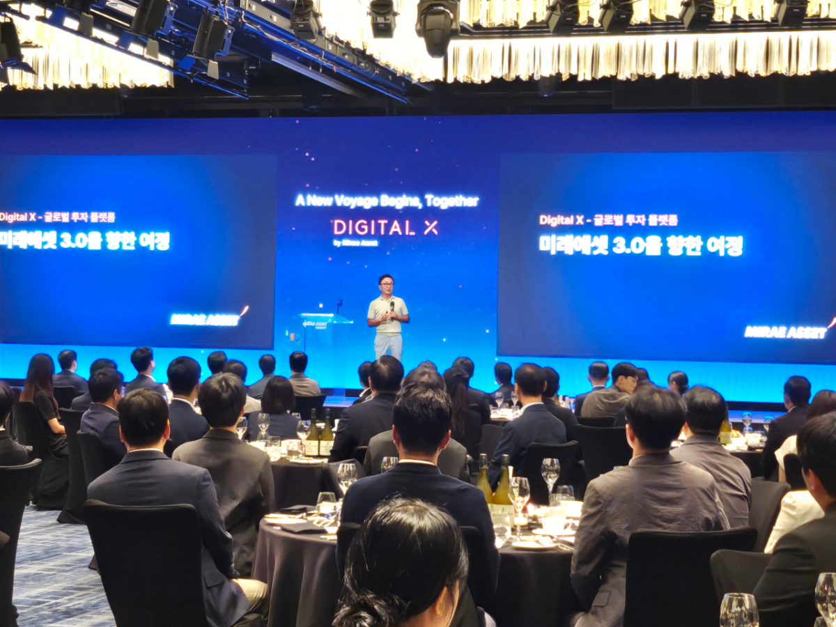 박현주 미래에셋그룹 회장이 26일 오후 서울 광화문 포시즌스호텔에서 열린 디지털엑스 임직원들과의 상견례 겸 만찬 행사에서 강연하고 있다. /사진=김나경 기자