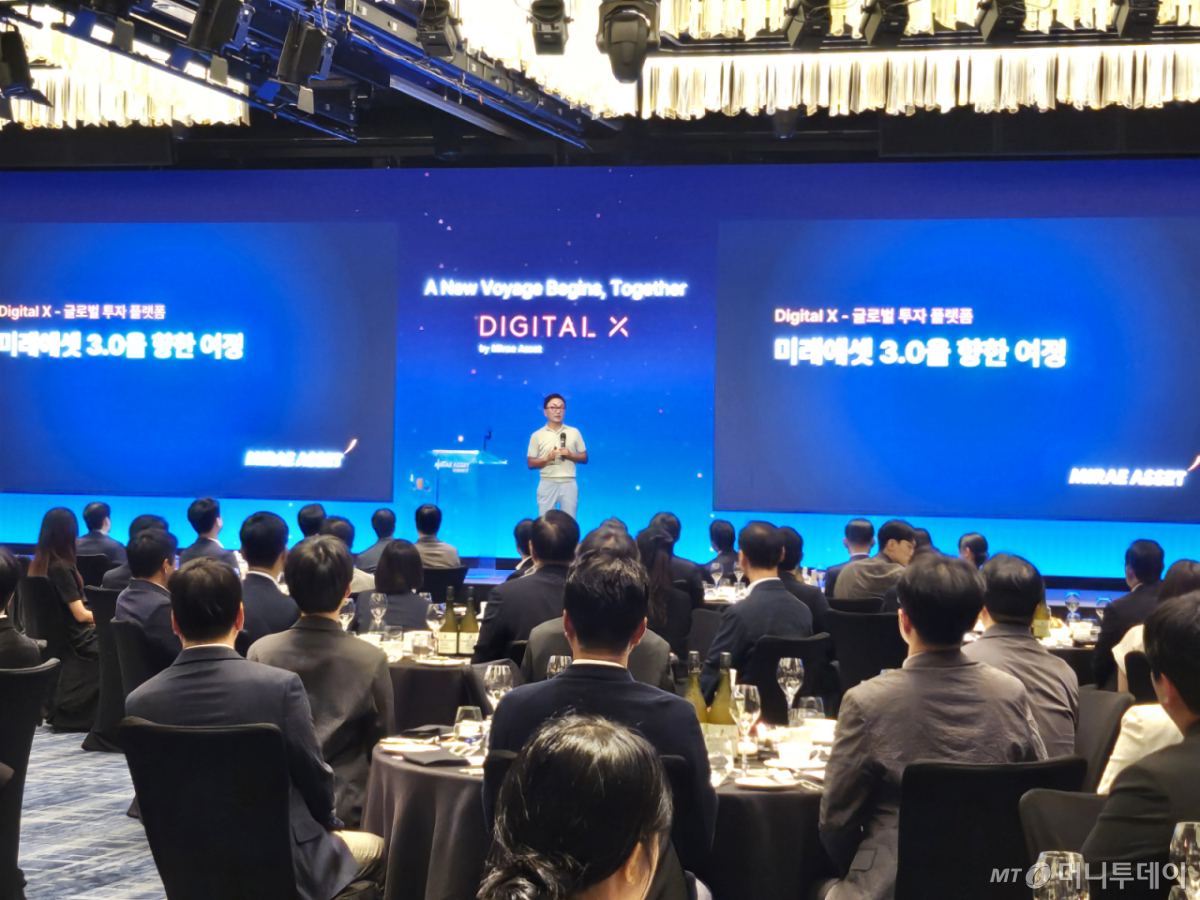 박현주 미래에셋그룹 회장이 26일 오후 서울 광화문 포시즌스호텔에서 열린 디지털엑스 임직원들과의 상견례 겸 만찬 행사에서 강연하고 있다. /사진=김나경