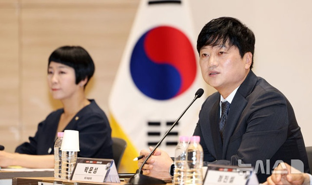 박문성 축구 해설위원(오른쪽). /사진=뉴시스