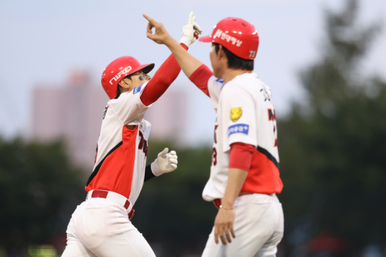KIA 타이거즈 김도영이 26일 광주-KIA 챔피언스필드에서 펼쳐진 롯데 자이언츠와 2026 신한 SOL KBO 리그 정규시즌 홈 경기에서 3번 타자 겸 3루수로 선발 출장, 자신의 첫 타석에서 홈런포를 터트린 뒤 고영민 주루 코치와 축하의 세리머니를 하고 있다. /사진=KIA 타이거즈 제공