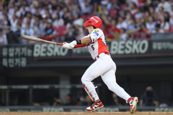 KIA 타이거즈 김도영이 26일 광주-KIA 챔피언스필드에서 펼쳐진 롯데 자이언츠와 2026 신한 SOL KBO 리그 정규시즌 홈 경기에서 3번 타자 겸 3루수로 선발 출장, 자신의 첫 타석에서 홈런포를 터트린 뒤 타구를 응시하고 있다. /사진=KIA 타이거즈 제공