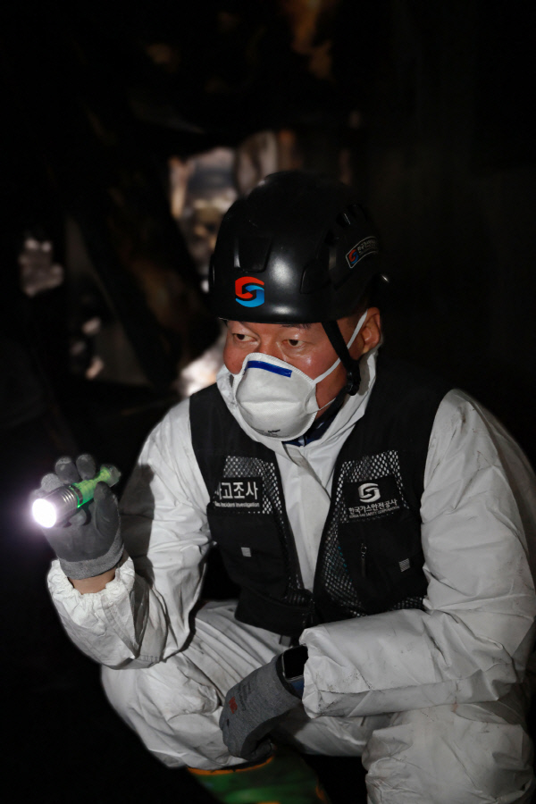 한국가스안전공사 김훈배 가스안전명장이 사고현장에서 조사를 하는 모습. /사진제공=한국가스안전공사