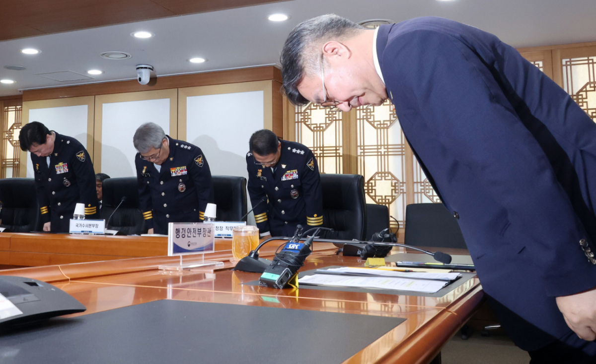 26일 정부서울청사에서 경찰 지휘부 회의가 열린 가운데 제주 실종사건과 관련해 윤호중 행정안전부 장관, 유재성 경찰청장 직무대행, 홍석기 국가수사본부장 등 회의 참석자들이 고개숙여 사과하고 있다. /사진=뉴시스