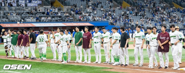 25일 삼성전을 3-3으로 비긴 뒤 홈팬들에게 인사를 하는 키움 히어로즈 선수단.