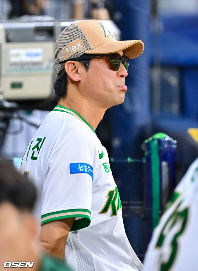 경기를 지켜보는 설종진 감독.