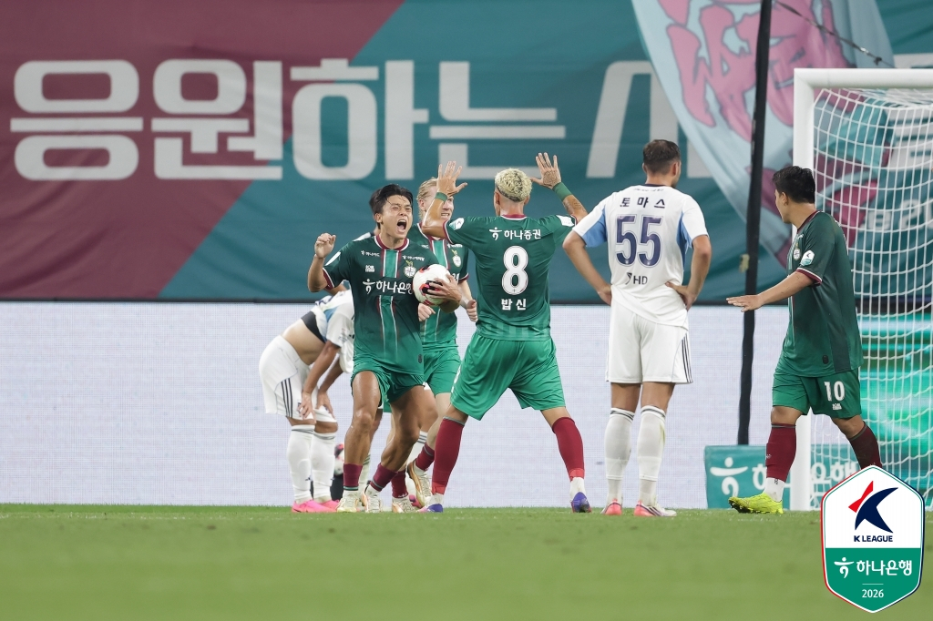 대전하나시티즌 정재희가 26일 대전월드컵경기장에서 열린 울산 HD와의 하나은행 K리그1 2026 25라운드 홈경기에서 후반 추가시간 동점골을 터뜨린 뒤 기뻐하고 있다. /사진=한국프로축구연맹 제공