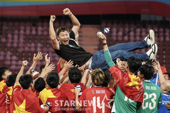 헹가래를 받고 있는 김상식 베트남 축구대표팀 감독. /로이터=뉴스1