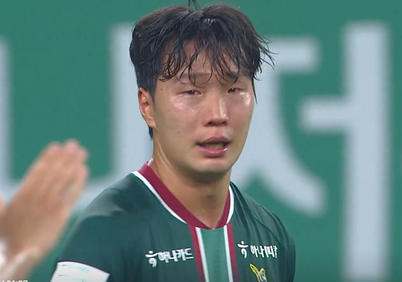 대전하나시티즌 수비수 조성권이 26일 대전월드컵경기장에서 열린 울산 HD전 경기 막판 눈물을 흘리고 있다. 이날 조성권은 자신의 치명적인 실수로 팀의 선제 실점 빌미를 제공했지만, 후반 추가시간 팀의 연속골로 역전에 성공하자 눈물을 쏟았다. /사진=중계화면 캡처