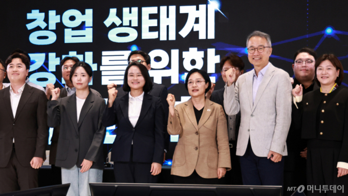 한성숙 국무총리가 19일 오후 마포구 SVC서울에서 열린 창업생태계 강화 토론회에서 참석자들과 기념촬영을 하고 있다. 이날 행사에서 업계 관계자들은 M&A 등 다양한 회수 방법이 늘어나도록 정부의 지원을 요청했다/사진=(서울=뉴스1) 구윤성 기자