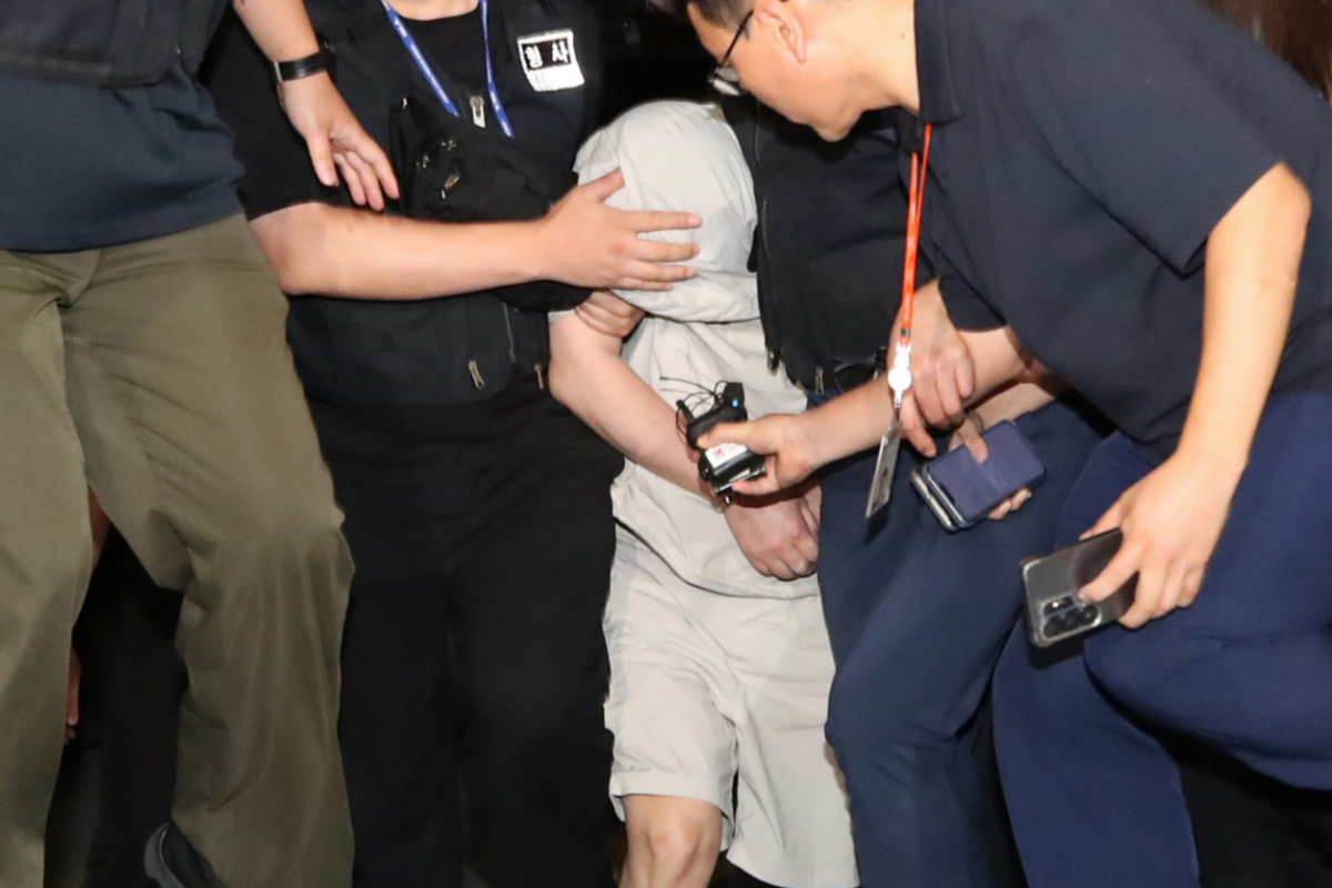 20대 중국인 여성 유학생을 살해한 혐의를 받는 30대 중국인 남성 A씨가 25일 오후 체포돼 경산경찰서로 압송되고 있다. /사진=뉴스1