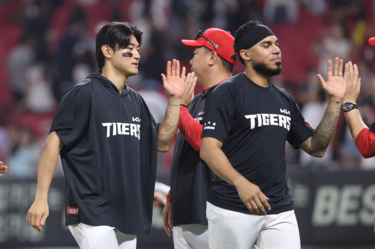 KIA 타이거즈 김도영이 26일 광주-KIA 챔피언스필드에서 펼쳐진 롯데 자이언츠와 2026 신한 SOL KBO 리그 정규시즌 홈 경기에서 3번 타자 겸 3루수로 선발 출장해 홈런 1개를 포함, 2안타 3출루 활약을 펼친 뒤 경기 후 이범호 감독과 하이파이브를 하고 있다. /사진=KIA 타이거즈 제공