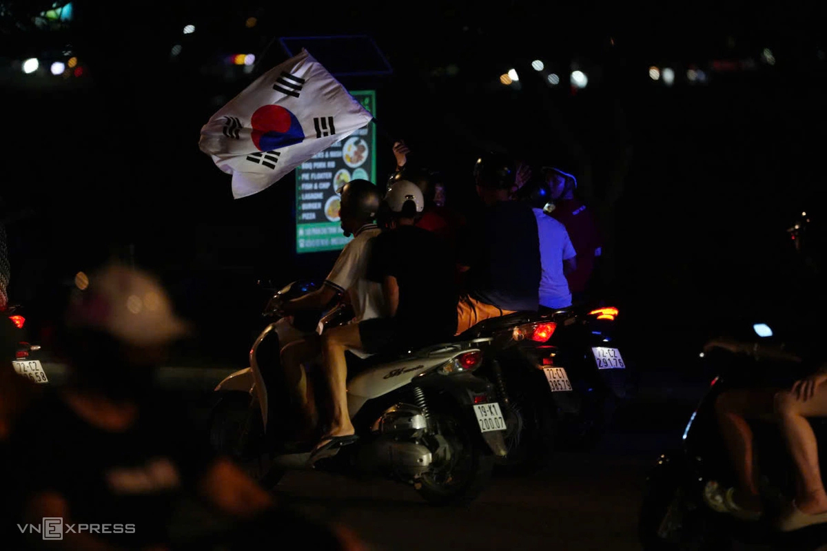 26일(한국시간) 베트남 하노이의 미딘 국립 경기장에서 열린 2026 아세안(ASEAN) 현대컵 결승에서 태국을 제치고 베트남이 우승을 차지하자 거리로 쏟아져 나온 베트남 팬들. /사진=VN익스프레스 홈페이지 캡처