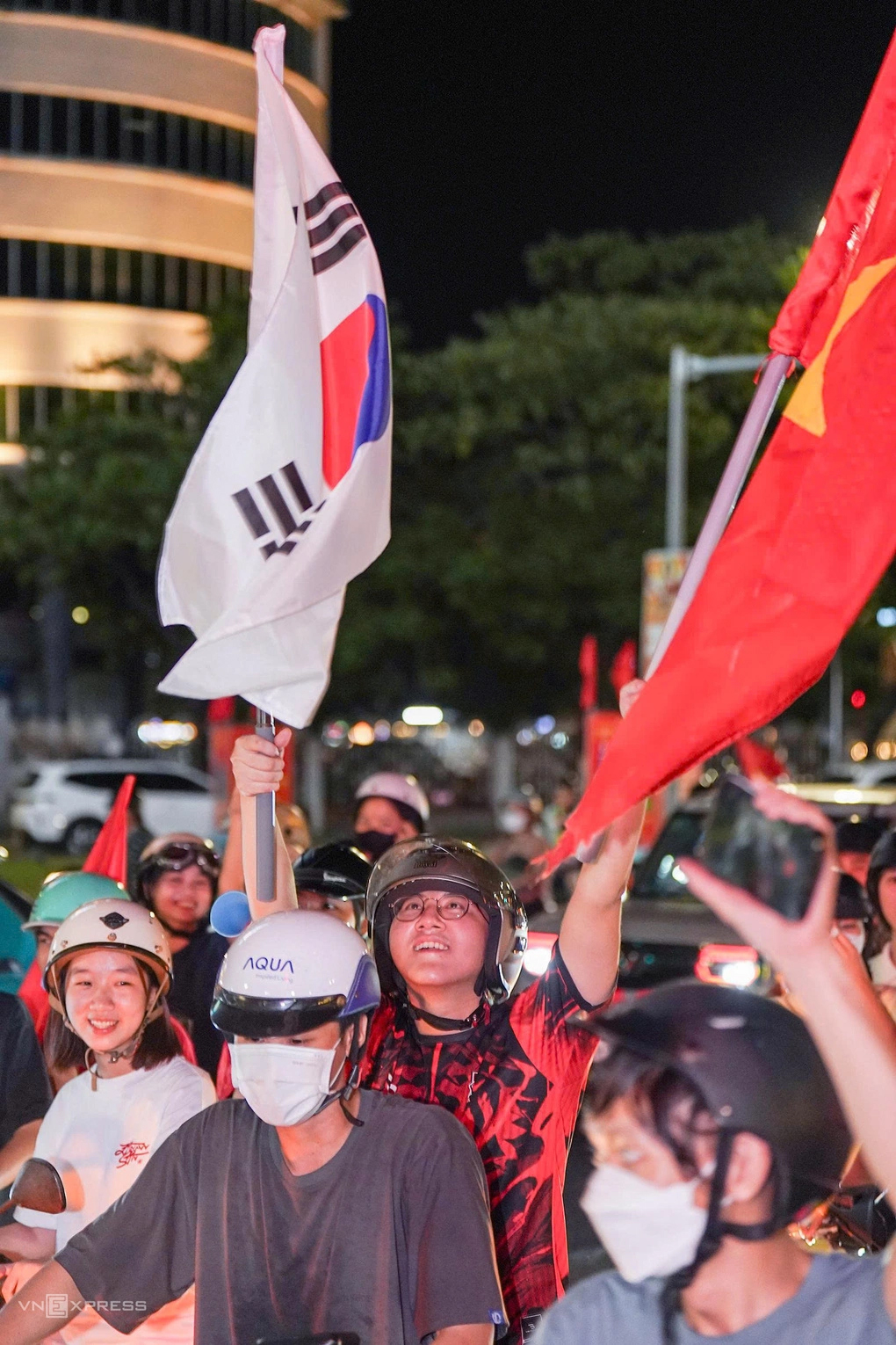 26일(한국시간) 베트남 하노이의 미딘 국립 경기장에서 열린 2026 아세안(ASEAN) 현대컵 결승에서 태국을 제치고 베트남이 우승을 차지하자 거리로 쏟아져 나온 베트남 팬들. /사진=VN익스프레스 홈페이지 캡처