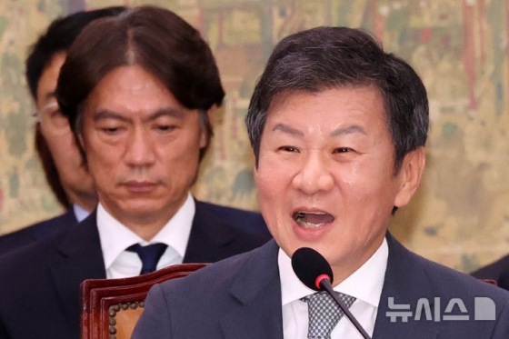 정몽규 대한축구협회장이 2024 9월 서울 여의도 국회에서 열린 문화체육관광위원회의 대한축구협회 등에 대한 현안질의에서 의원 질의에 답변하고 있다. 왼쪽은 홍명보 한국 축구대표팀 감독. /사진=뉴시스