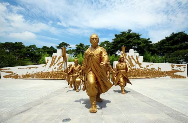 전북 정읍시 황토현 동학농민혁명기념공원에 세워진 전봉준 장군과 동학농민군상./사진=뉴스1