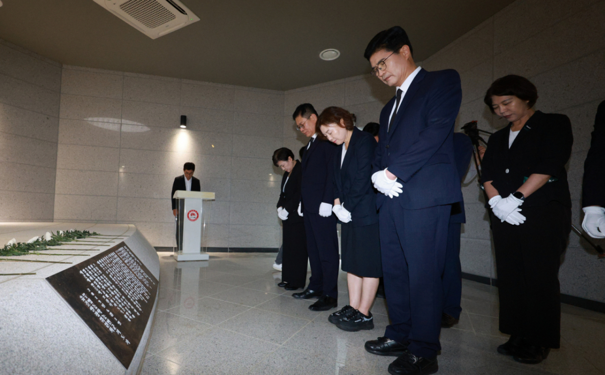이원택 전북특별자치도지사(오른쪽)가 지난 7월 1일 전북 전주시 전주동학농민혁명 녹두관을 찾아 참배를 하고 있다../사진=(전북특별자치도청 제공