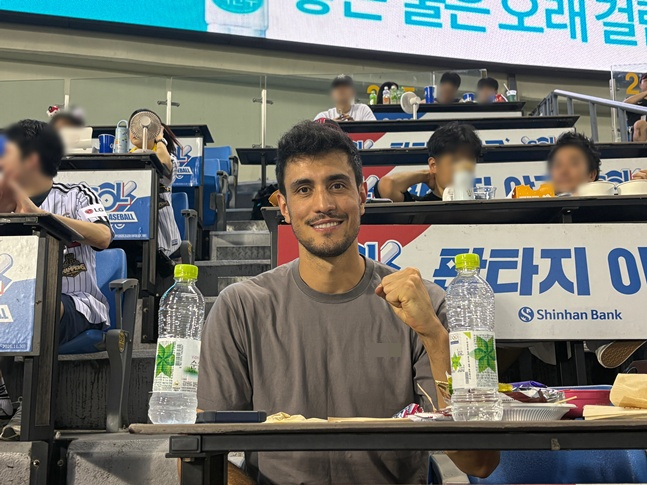 서울 우리카드 외국인 선수 하파엘 아라우조가 26일 잠실야구장을 찾아 야구를 즐기고 있다. /사진=안호근 기자