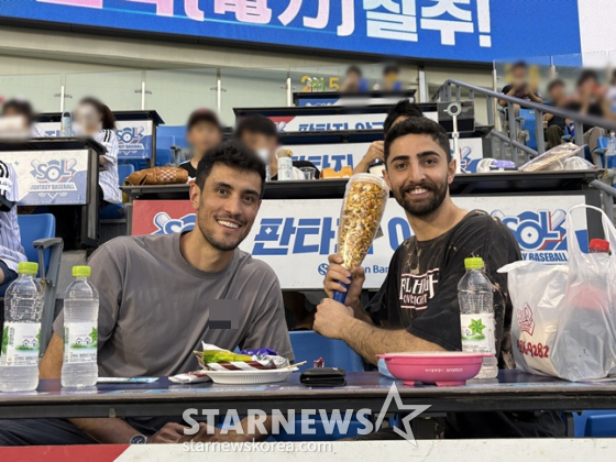 서울 우리카드 외국인 선수 하파엘 아라우조(왼쪽)와 새 아시아쿼터 선수 마틴 아흐마디가 26일 잠실야구장을 찾아 야구를 즐기고 있다. /사진=안호근 기자