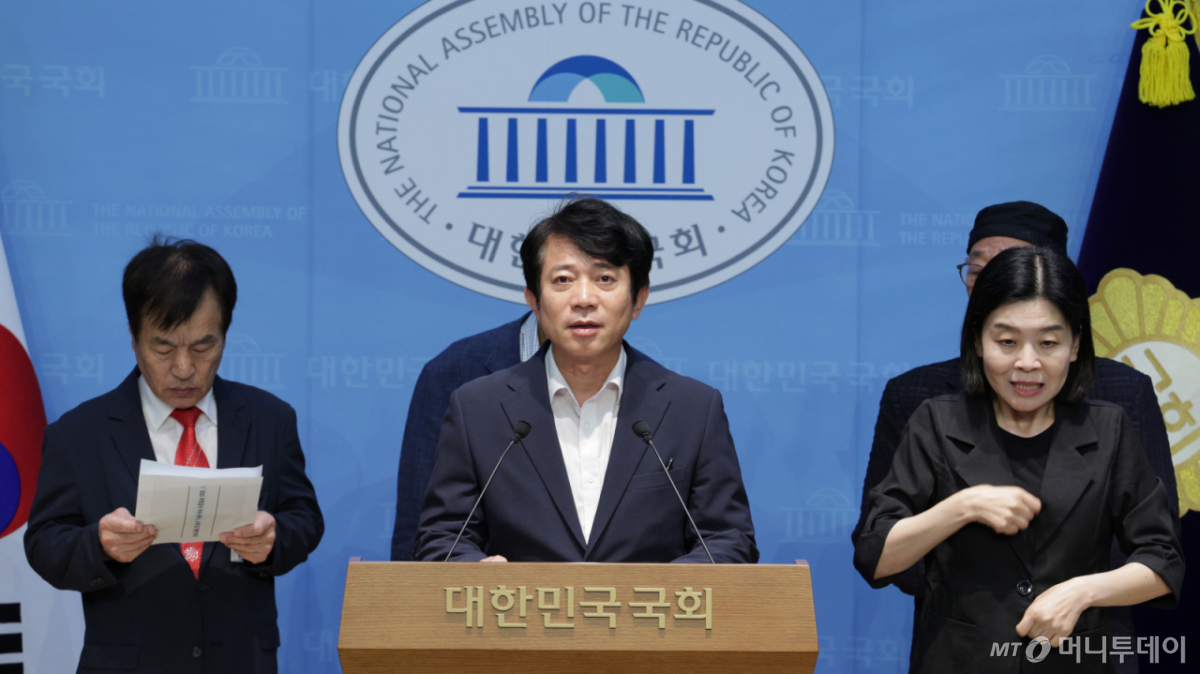 (서울=뉴스1) 신웅수 기자 = 이강일 더불어민주당 의원이 16일 오후 서울 여의도 국회 소통관에서 우키시마호 유해 봉환과 한일공동조사관 구성을 촉구하는 기자회견을 하고 있다. 2025.9.16/뉴스1 Copyright © 뉴스1. All rights reserved. 무단 전재 및 재배포, AI학습 이용 금지. /사진=(서울=뉴스1) 신웅수 기자