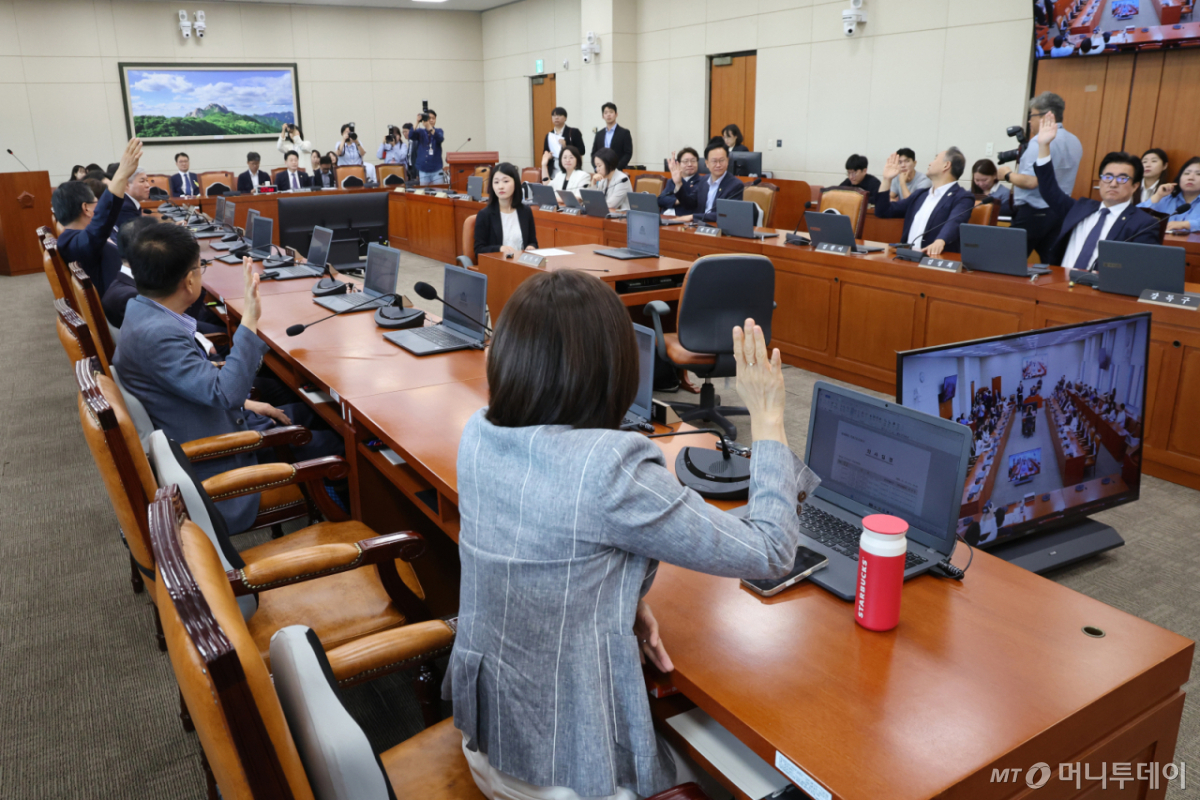 (서울=뉴스1) 황기선 기자 = 13일 오전 서울 여의도 국회에서 열린 기후위기특별위원회 전체회의에서 의원들이 '기후위기 대응을 위한 탄소중립·녹색성장 기본법 일부개정법률안 대안'을 거수 투표하고 있다. 2026.8.13/뉴스1  Copyright © 뉴스1. All rights reserved. 무단 전재 및 재배포,  AI학습 이용 금지. /사진=(서울=뉴스1) 황기선 기자