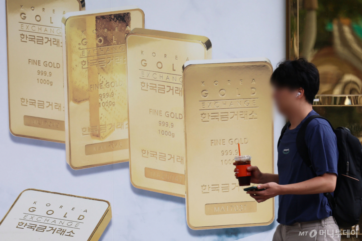 [서울=뉴시스] 권창회 기자 = 연초 사상 최고가를 기록한 뒤 큰 폭으로 조정을 받았던 국제 금값이 다시 상승세를 타고 있다. 지난달 한때 온스(oz) 당 4000달러 선이 무너졌던 국제 금 현물 시세가 이번 주 4400달러 선을 회복했다. 최근 한 달 동안 가격이 10% 넘게 오르면서 시장에서는 연말 온스당 5000달러선 회복 가능성도 거론되고 있다.  사진은 17일 서울 종로구 한국금거래소 외관에 붙어있는 골드바 사진. 2026.08.17./사진=권창회