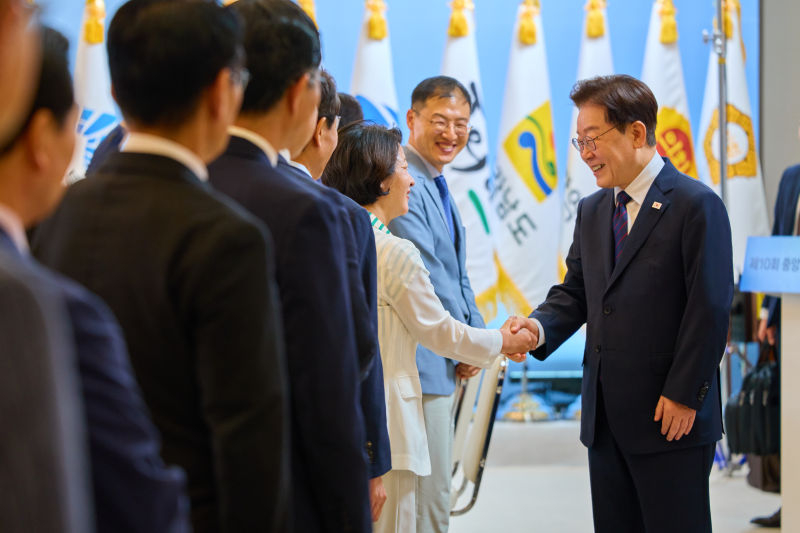 지난 26일 오후 청와대 본관에서 열린 제10회 중앙지방협력회의에서 추미애 경기도지사가 이재명 대통령과 악수를 하고 있다./사진제공=경기도