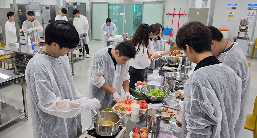 한국치즈과학고 학생들이 '푸드넥스트' 프로그램 실습에 참여하고 있다./사진제공=원광대