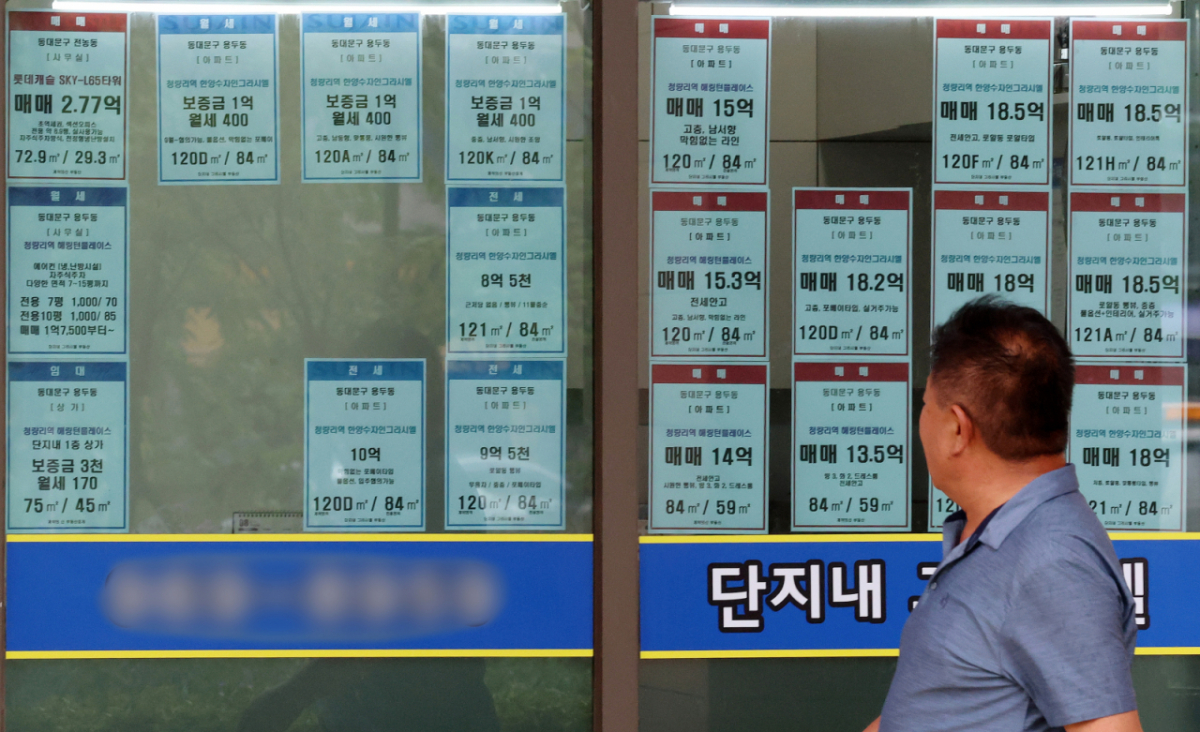 (서울=뉴스1) 박세연 기자 = 21일 서울시가 한국부동산원이 공표한 2026년 6월 서울 아파트 실거래가격 지수 동향과 아파트 거래 통계를 분석해 발표한 결과에 따르면 6월 서울 아파트 매매 실거래가격은 전월 대비 2.50% 상승했다. 이는 지난 2021년 6월 이후 5년 만에 가장 큰 폭으로 오른 것이다. 권역별로는 동북권(2.74%), 서북권(2.73%), 동남권(2.52%), 서북권(2.41%) 등 강북지역 상승률이 높았다. 사진은 이날 서울 동대문구 부동산중계업소에 붙어있는 아파트 매매 안내문. 2026.8.21/뉴스1 Copyright © 뉴스1. All rights reserved. 무단 전재 및 재배포, AI학습 이용 금지. /사진=(서울=뉴스1) 박세연 기자