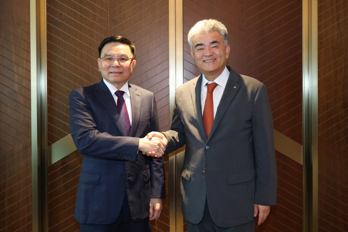 지난 26일 수요일 오후, 을지로 더그랜드롯데 서울에서 만난 정원주 대우건설 회장(오른쪽)과 레 마잉 훙 베트남 산업통상부 장관(왼쪽)/사진제공=대우건설