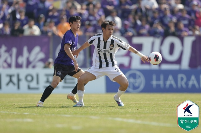 경기에 집중하는 송민규(오른쪽). /사진=한국프로축구연맹 제공