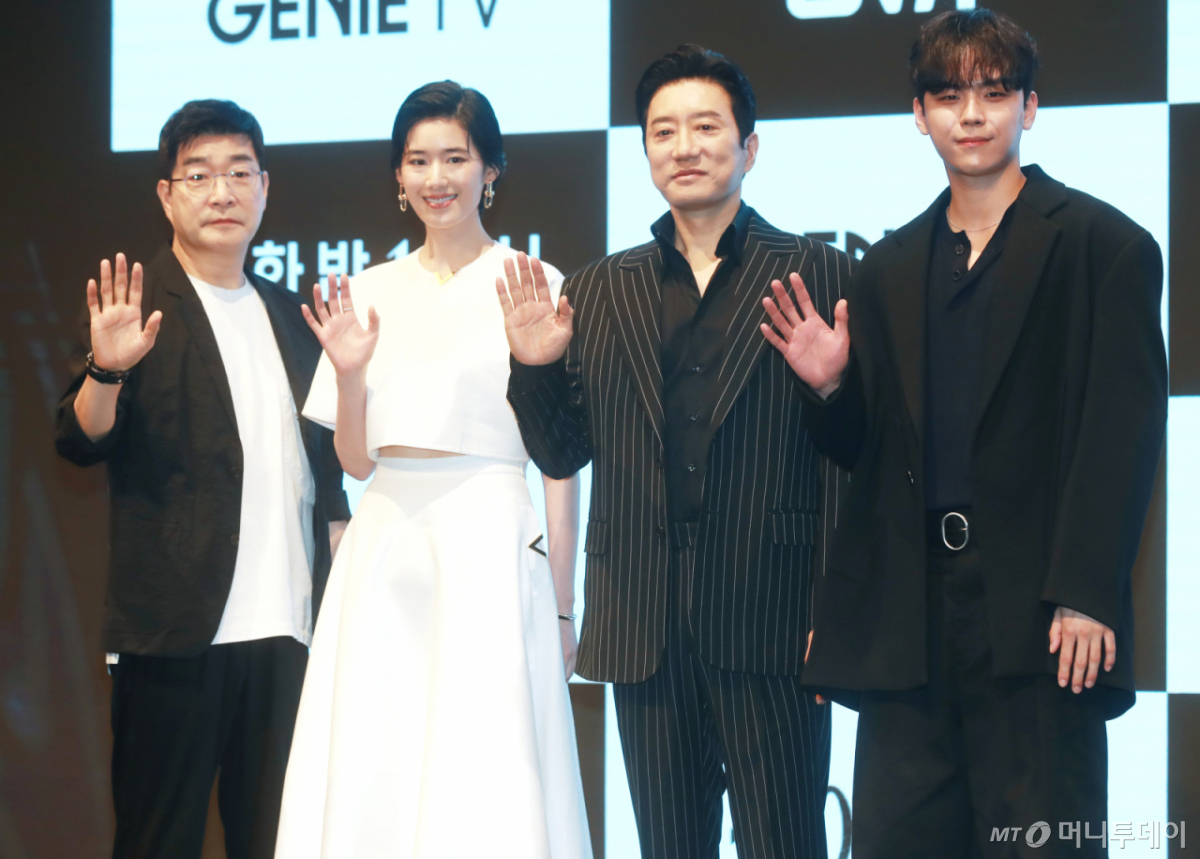 배우 손현주, 정은채, 김명민, 김도훈이 2024년 8월12일 서울 구로구 더 세인트에서 진행된 지니TV 드라마 '유어 아너' 제작발표회에 참석해 포즈를 취하고 있다. /사진=머니투데이 사진 DB