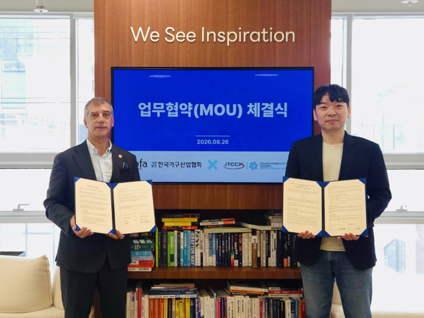 이주성 아키스케치 대표(오른쪽)와 안드레아 베라찌 주한이탈리아상공회의소 회장이 업무협약을 맺고 있다. /사진=아키스케치 제공