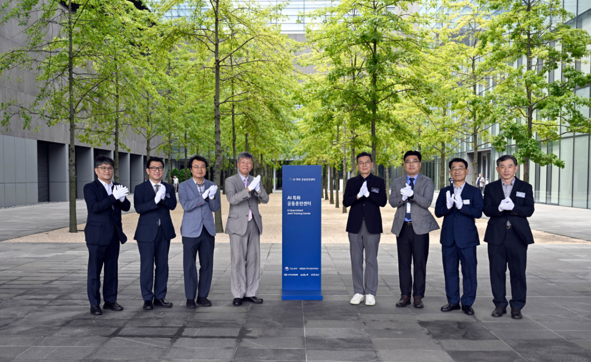'AI 특화 공동훈련센터' 현판식에서 류충현 한국산업인력공단 지역산업협력국장, 남상현 KMAC 그룹장, 박근한 현대차·기아 머신러닝랩장(상무), 이병훈 한국산업인력공단 이사장, 윤준호 현대차·기아 구매전략사업부장(상무), 김성우 한국산업인력공단 경북동부지사장, 이현덕 한국무브넥스 대표이사, 손희영 케이피씨엠(KPCM) 대표가 기념촬영을 했다./사진=현대차그룹