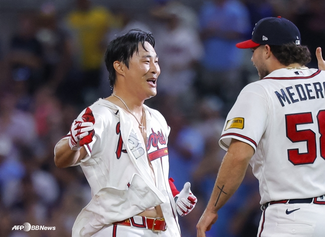 격한 축하를 받는 김하성. /AFPBBNews=뉴스1