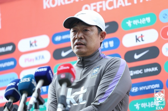 이민성 23세 이하(U-23) 축구대표팀 감독(오른쪽)이 윤도영을 격려하고 있다. /사진=대한축구협회 제공