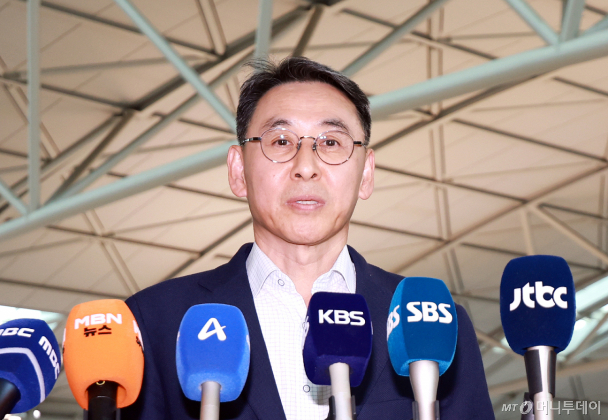 (인천공항=뉴스1) 이호윤 기자 = 정연인 두산에너빌리티 대표이사가 27일 인천국제공항을 통해 네팔로 출국 전 취재진 질문에 답하고 있다. 네팔 라수와 지역 수력발전소 건설 현장을 덮친 대규모 홍수로 한국남동발전과 두산에너빌리티 관련 한국인 9명이 실종돼 한국남동발전과 두산에너빌리티는 비상대책본부를 꾸리고 현지 구조 당국, 외교부 등과 실종자 수색과 구조 지원에 나선다. 2026.8.27/뉴스1 Copyright © 뉴스1. All rights reserved. 무단 전재 및 재배포, AI학습 이용 금지. /사진=(인천공항=뉴스1) 이호윤 기자