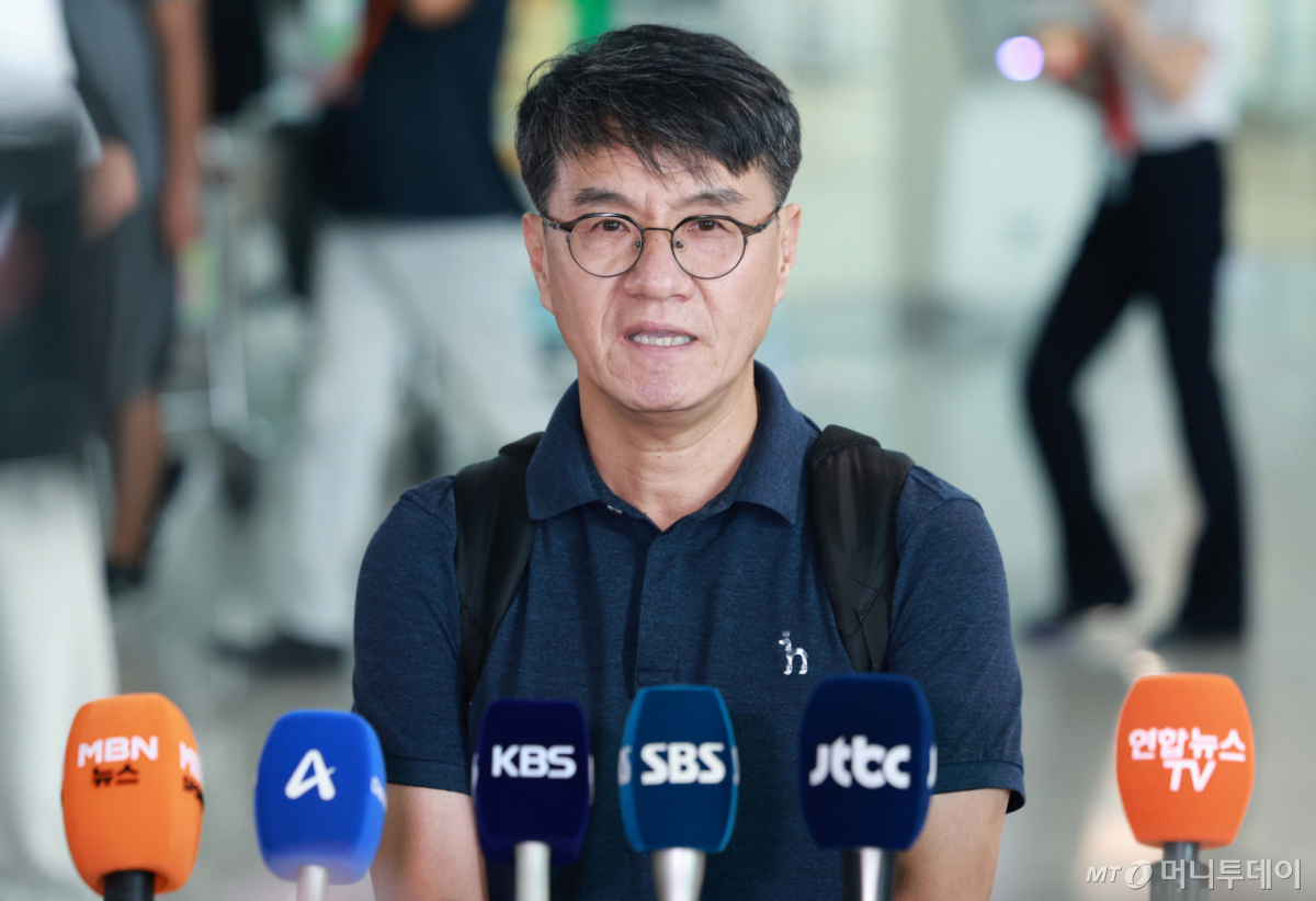 (인천공항=뉴스1) 이호윤 기자 = 윤장현 남동발전 신성장 본부장이 27일 인천국제공항을 통해 네팔로 출국 전 취재진 질문에 답하고 있다. 네팔 라수와 지역 수력발전소 건설 현장을 덮친 대규모 홍수로 한국남동발전과 두산에너빌리티 관련 한국인 9명이 실종돼 한국남동발전과 두산에너빌리티는 비상대책본부를 꾸리고 현지 구조 당국, 외교부 등과 실종자 수색과 구조 지원에 나선다. 2026.8.27/뉴스1 Copyright © 뉴스1. All rights reserved. 무단 전재 및 재배포, AI학습 이용 금지. /사진=(인천공항=뉴스1) 이호윤 기자