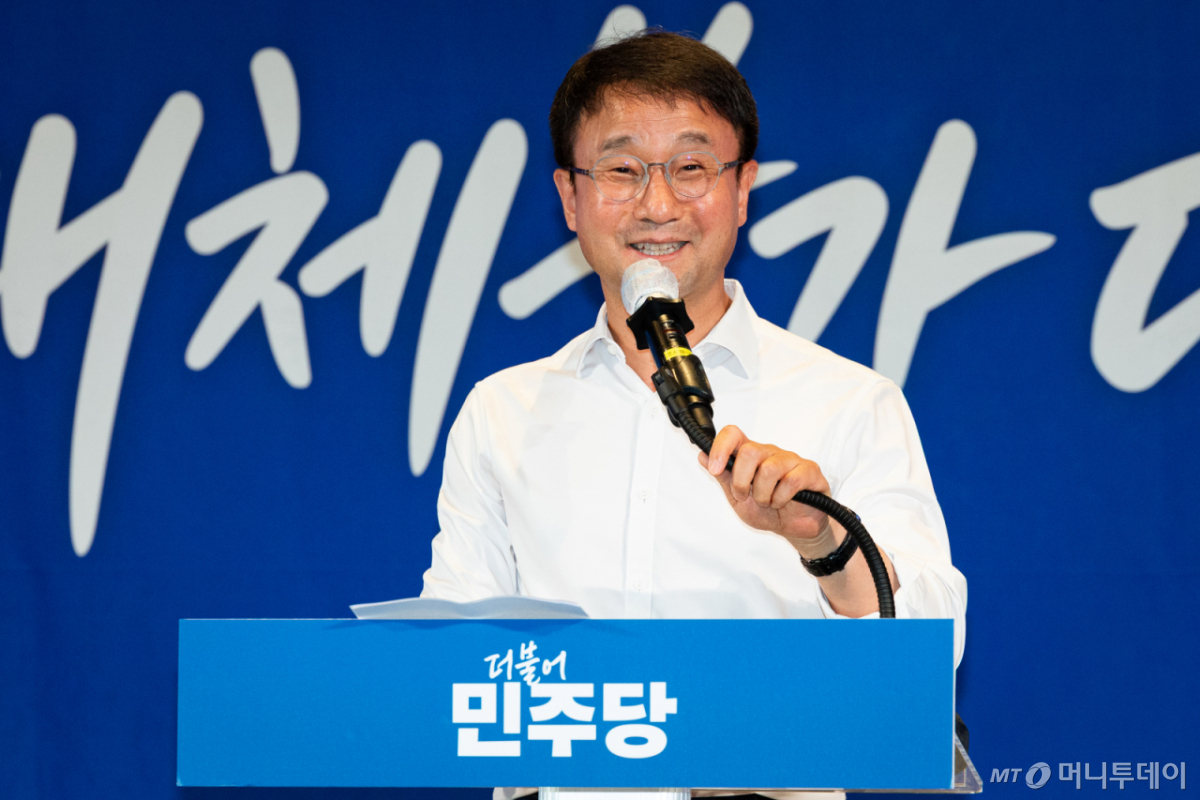 (서울=뉴스1) 유승관 기자 = 한병도 더불어민주당 당대표 직무대행 겸 원내대표가 3일 서울 용산구 서울드래곤시티에서 열린 22대 후반기 국회 대비 더불어민주당 국회의원 워크숍에서 인사말을 하고 있다. 2026.7.3/뉴스1 Copyright © 뉴스1. All rights reserved. 무단 전재 및 재배포, AI학습 이용 금지. /사진=(서울=뉴스1) 유승관 기자