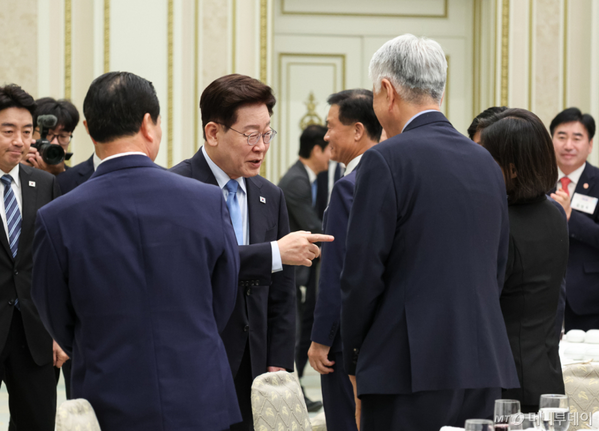 (서울=뉴스1) 허경 기자 = 이재명 대통령이 27일 청와대 영빈관에서 열린 시장·군수·구청장 초청 오찬간담회에 입장하며 대화하고 있다. 2026.8.27/뉴스1  Copyright © 뉴스1. All rights reserved. 무단 전재 및 재배포,  AI학습 이용 금지. /사진=(서울=뉴스1) 허경 기자