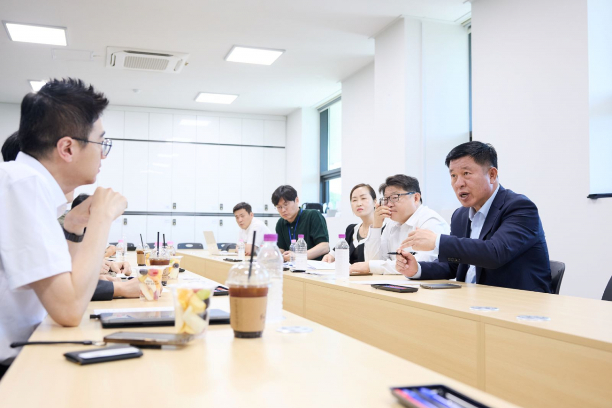 정덕영 양주시장을 비롯한 관계자들이 열차 운행 간격 등을 개선하기 위해 국토교통부와 한국철도공사를 상대로 퇴근시간대 배차간격 조정 협의를 진행하고 있다. /사진제공=양주시