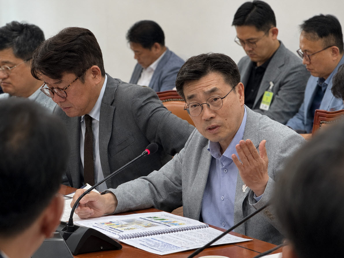 최원용 평택시장이 국토부·LH와 교통 현안을 논의하는 모습./사진제공=평택시